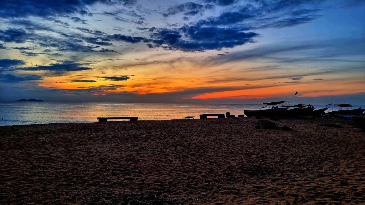 Готель Rumah Tamu Tepi Pantai Дунґун Екстер'єр фото